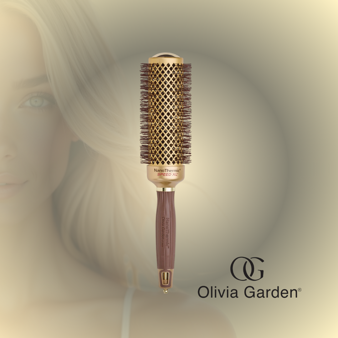 El Olivia Garden NanoThermic Speed XL es un cepillo térmico profesional de barril extra largo, diseñado para acelerar el secado y facilitar el peinado en cabellos medianos y largos. Su tecnología NanoThermic™ distribuye el calor de manera uniforme, ayudando a crear un acabado más pulido, con mayor brillo y menos frizz, mientras su barril extralargo permite trabajar secciones más grandes de cabello para un estilizado más eficiente.
