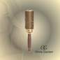 El Olivia Garden NanoThermic Speed XL es un cepillo térmico profesional de barril extra largo, diseñado para acelerar el secado y facilitar el peinado en cabellos medianos y largos. Su tecnología NanoThermic™ distribuye el calor de manera uniforme, ayudando a crear un acabado más pulido, con mayor brillo y menos frizz, mientras su barril extralargo permite trabajar secciones más grandes de cabello para un estilizado más eficiente.
