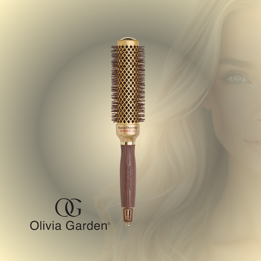 El Olivia Garden NanoThermic Speed XL es un cepillo térmico profesional de barril extra largo, diseñado para acelerar el secado y facilitar el peinado en cabellos medianos y largos. Su tecnología NanoThermic™ distribuye el calor de manera uniforme, ayudando a crear un acabado más pulido, con mayor brillo y menos frizz, mientras su barril extralargo permite trabajar secciones más grandes de cabello para un estilizado más eficiente.
