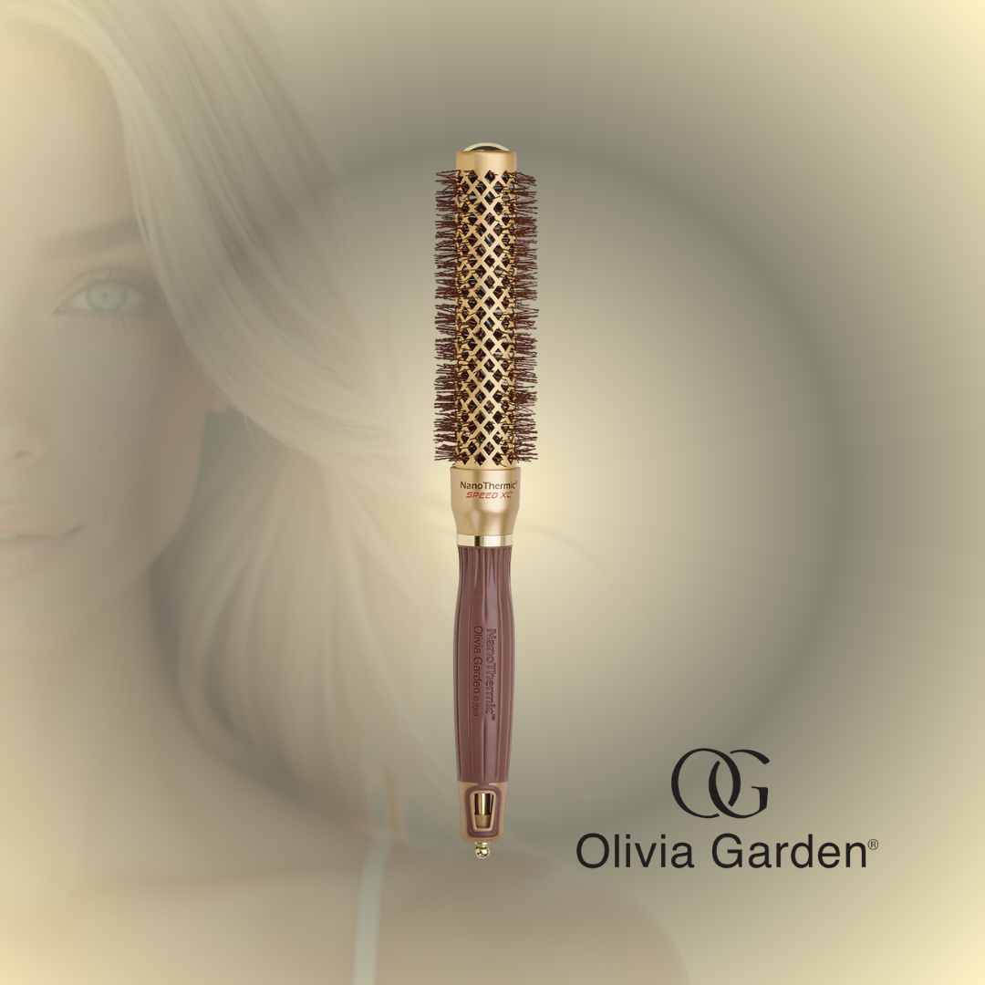 El Olivia Garden NanoThermic Speed XL es un cepillo térmico profesional de barril extra largo, diseñado para acelerar el secado y facilitar el peinado en cabellos medianos y largos. Su tecnología NanoThermic™ distribuye el calor de manera uniforme, ayudando a crear un acabado más pulido, con mayor brillo y menos frizz, mientras su barril extralargo permite trabajar secciones más grandes de cabello para un estilizado más eficiente.
