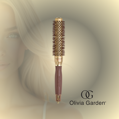 El Olivia Garden NanoThermic Speed XL es un cepillo térmico profesional de barril extra largo, diseñado para acelerar el secado y facilitar el peinado en cabellos medianos y largos. Su tecnología NanoThermic™ distribuye el calor de manera uniforme, ayudando a crear un acabado más pulido, con mayor brillo y menos frizz, mientras su barril extralargo permite trabajar secciones más grandes de cabello para un estilizado más eficiente.
