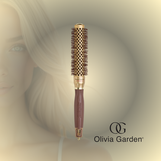 El Olivia Garden NanoThermic Speed XL es un cepillo térmico profesional de barril extra largo, diseñado para acelerar el secado y facilitar el peinado en cabellos medianos y largos. Su tecnología NanoThermic™ distribuye el calor de manera uniforme, ayudando a crear un acabado más pulido, con mayor brillo y menos frizz, mientras su barril extralargo permite trabajar secciones más grandes de cabello para un estilizado más eficiente.
