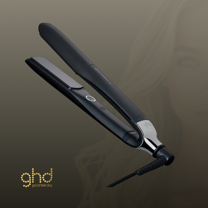Quieres un cabello liso, con ondas o rizos impecables sin exponerlo a un calor excesivo?
La diferencia entre un peinado bonito y uno espectacular está en la herramienta que utilizas.

La GHD Platinum+ Plus Professional Styler es la plancha más avanzada de GHD, diseñada con tecnología predictiva inteligente que adapta la temperatura según las necesidades de tu cabello y la velocidad con la que peinas cada sección.