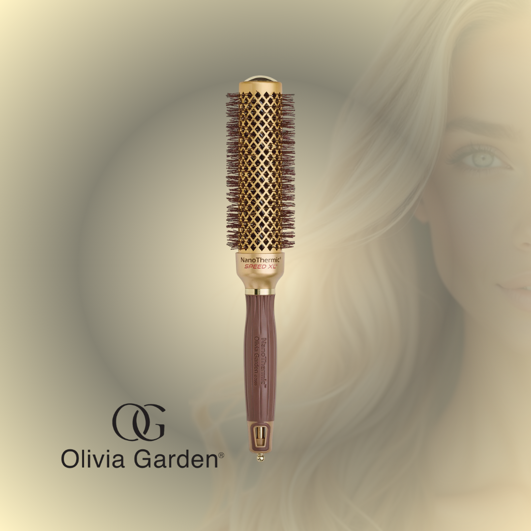 El Olivia Garden NanoThermic Speed XL es un cepillo térmico profesional de barril extra largo, diseñado para acelerar el secado y facilitar el peinado en cabellos medianos y largos. Su tecnología NanoThermic™ distribuye el calor de manera uniforme, ayudando a crear un acabado más pulido, con mayor brillo y menos frizz, mientras su barril extralargo permite trabajar secciones más grandes de cabello para un estilizado más eficiente.
