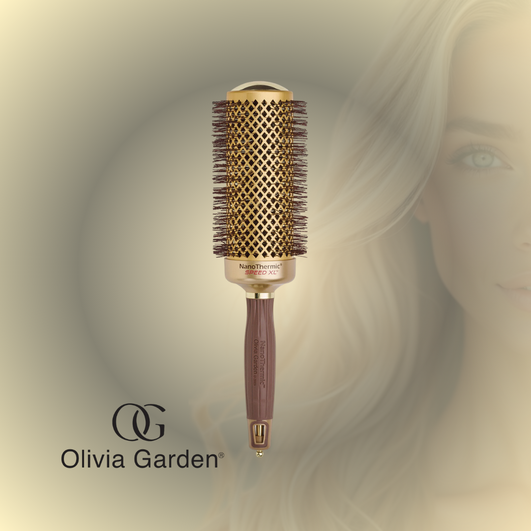 El Olivia Garden NanoThermic Speed XL es un cepillo térmico profesional de barril extra largo, diseñado para acelerar el secado y facilitar el peinado en cabellos medianos y largos. Su tecnología NanoThermic™ distribuye el calor de manera uniforme, ayudando a crear un acabado más pulido, con mayor brillo y menos frizz, mientras su barril extralargo permite trabajar secciones más grandes de cabello para un estilizado más eficiente.
