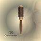 El Olivia Garden NanoThermic Thermal Brush es un cepillo térmico profesional diseñado para acelerar el secado, mejorar el control durante el estilizado y proporcionar un acabado más suave y brillante. Su barril de aluminio con tecnología NanoThermic distribuye el calor de manera uniforme, ayudando a crear blowouts más rápidos, con mayor volumen y un acabado libre de frizz.
