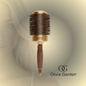 Olivia Garden NanoThermic Thermal Brush es un cepillo térmico profesional diseñado para acelerar el secado, mejorar el control durante el estilizado y proporcionar un acabado más suave y brillante. Su barril de aluminio con tecnología NanoThermic distribuye el calor de manera uniforme, ayudando a crear blowouts más rápidos, con mayor volumen y un acabado libre de frizz.