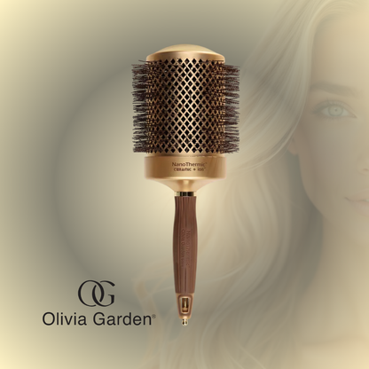 Olivia Garden NanoThermic Thermal Brush es un cepillo térmico profesional diseñado para acelerar el secado, mejorar el control durante el estilizado y proporcionar un acabado más suave y brillante. Su barril de aluminio con tecnología NanoThermic distribuye el calor de manera uniforme, ayudando a crear blowouts más rápidos, con mayor volumen y un acabado libre de frizz.