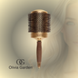Olivia Garden NanoThermic Thermal Brush es un cepillo térmico profesional diseñado para acelerar el secado, mejorar el control durante el estilizado y proporcionar un acabado más suave y brillante. Su barril de aluminio con tecnología NanoThermic distribuye el calor de manera uniforme, ayudando a crear blowouts más rápidos, con mayor volumen y un acabado libre de frizz.
