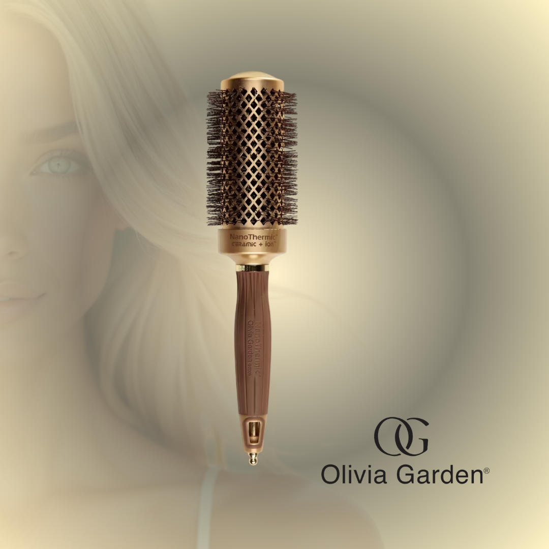Olivia Garden NanoThermic Thermal Brush es un cepillo térmico profesional diseñado para acelerar el secado, mejorar el control durante el estilizado y proporcionar un acabado más suave y brillante. Su barril de aluminio con tecnología NanoThermic distribuye el calor de manera uniforme, ayudando a crear blowouts más rápidos, con mayor volumen y un acabado libre de frizz.