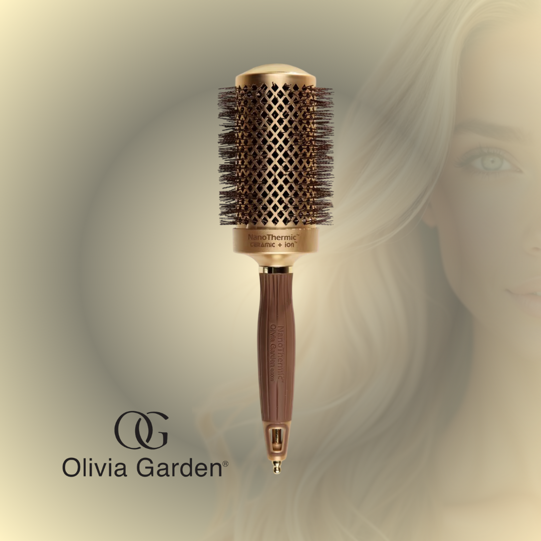 Olivia Garden NanoThermic Thermal Brush es un cepillo térmico profesional diseñado para acelerar el secado, mejorar el control durante el estilizado y proporcionar un acabado más suave y brillante. Su barril de aluminio con tecnología NanoThermic distribuye el calor de manera uniforme, ayudando a crear blowouts más rápidos, con mayor volumen y un acabado libre de frizz.