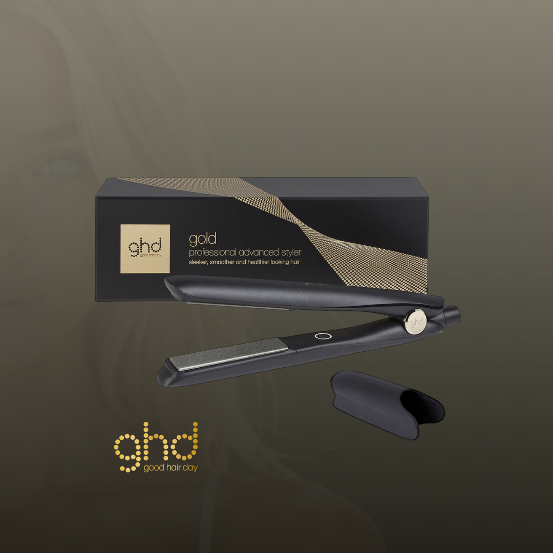 Plancha profesional que mantiene una temperatura constante de 185 °C (365 °F), considerada la temperatura óptima para lograr un estilizado eficaz sin exponer el cabello a un calor excesivo. Sus placas flotantes de cerámica se deslizan suavemente sobre cada mechón, permitiéndote crear alisados impecables, ondas suaves o rizos definidos con facilidad. Elimina frizz, brillo y suavidad.Es una herramienta versátil, perfecta para el uso diario y para todo tipo de cabello. ghd gold 1 flat iron hair straightener 