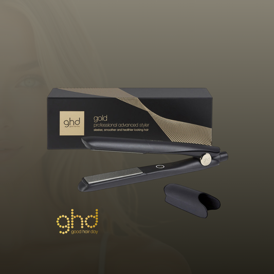 Plancha profesional que mantiene una temperatura constante de 185 °C (365 °F), considerada la temperatura óptima para lograr un estilizado eficaz sin exponer el cabello a un calor excesivo. Sus placas flotantes de cerámica se deslizan suavemente sobre cada mechón, permitiéndote crear alisados impecables, ondas suaves o rizos definidos con facilidad. Elimina frizz, brillo y suavidad.Es una herramienta versátil, perfecta para el uso diario y para todo tipo de cabello. ghd gold 1 flat iron hair straightener 