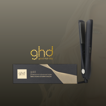 Plancha profesional que mantiene una temperatura constante de 185 °C (365 °F), considerada la temperatura óptima para lograr un estilizado eficaz sin exponer el cabello a un calor excesivo. Sus placas flotantes de cerámica se deslizan suavemente sobre cada mechón, permitiéndote crear alisados impecables, ondas suaves o rizos definidos con facilidad. Elimina frizz, brillo y suavidad.Es una herramienta versátil, perfecta para el uso diario y para todo tipo de cabello. ghd gold 1 flat iron hair straightener 